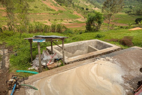 Quels matériaux recyclés peuvent être utilisés pour construire un abri de jardin ?