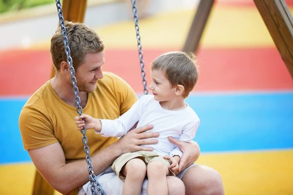 Quels sont les jeux de société les plus adaptés pour les soirées en famille ?